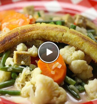 Groente in kokosmelk met gebakken banaan