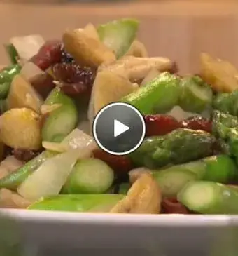 Asperges, cranberries en kastanjes uit de wok