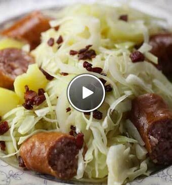 Zelfgemaakte zuurkool  met rookworst