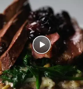 Margret de canard met cassissaus, verse spinazie en truffelpuree