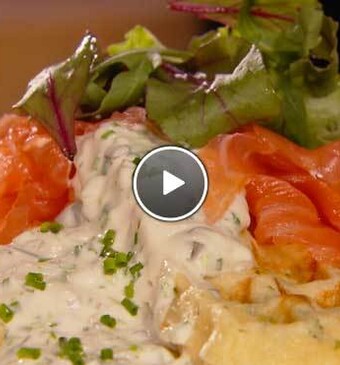 Dragonwafels met gerookte zalm en frisse kruidensaus