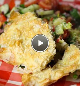 Pittige aardappelschotel en frisse tomaten relish