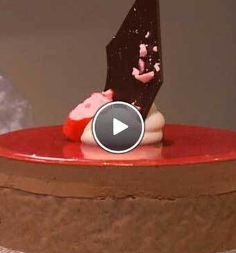 Pure chocoladetaart met zuurtjescrème