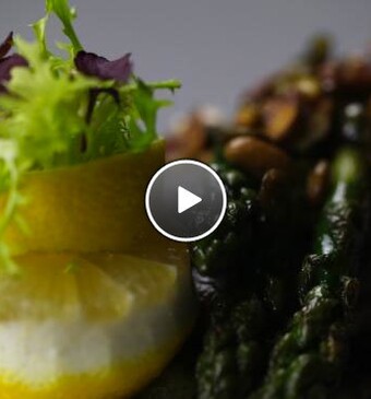 Doradefilet met gebakken groene asperges en notenolie