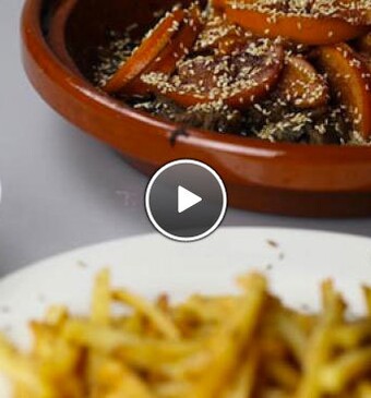 Lamstajine met komijnfriet en Marokkaanse salade