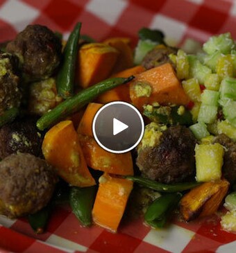 Zoete aardappelschotel met pittige balletjes