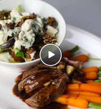 Gebraden kalfsentrecôte met knoflookjus en geglaceerde bospeen