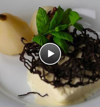 Grand Marnier parfait met blanke stoofpeer en chocoladetuille