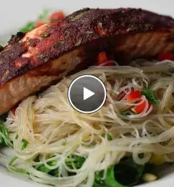 Gekruide zalm uit de oven met noedels