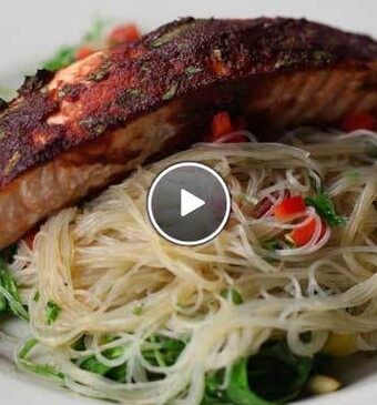 Gekruide zalm uit de oven met noedels