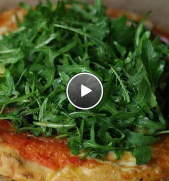 Zelfgemaakte pizza met rucola
