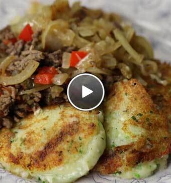 Zoete uien met gehakt en aardappelrondjes