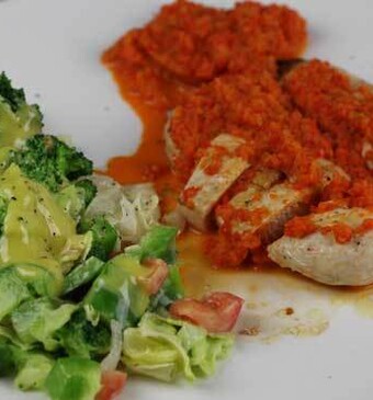 Kip met paprikasaus en broccolisalade