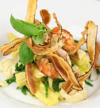 Salade van garnalen, zeekraal, witlof en gefrituurde schorseneren