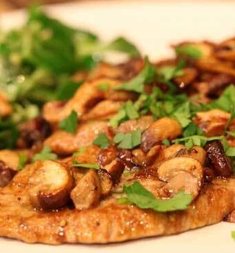 Scaloppine al marsala con funghi misti en salade met walnoten en druiven