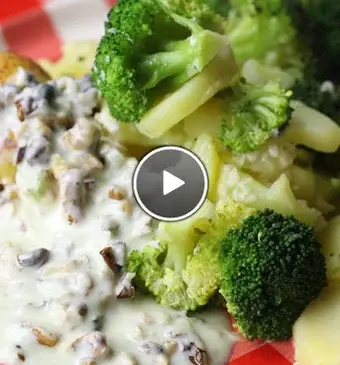 Broccoli ovenschotel met gekruide eieren en yoghurtsausje