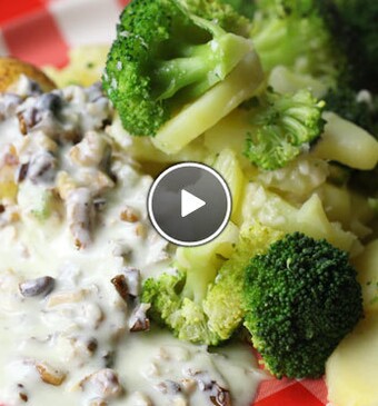 Broccoli ovenschotel met gekruide eieren en yoghurtsausje
