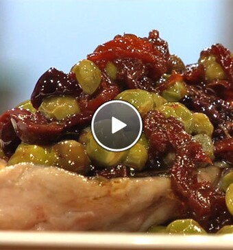 Verse makreel met kappertjes, olijven en doperwten