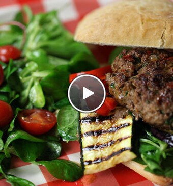 Italiaanse hamburgers met gegrilde groente
