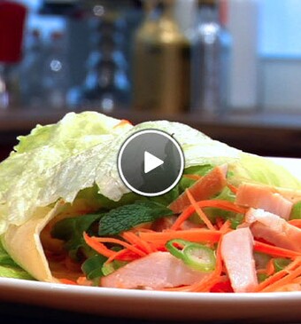 Ijsbergsla pakketjes met flensjes en gerookte kip