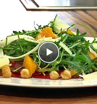 Salade van gemarineerde rauwe biet en pecorino