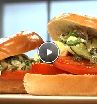 Bagels met gegrilde tomaten en kappertjessalsa