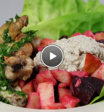 Bietensalade met gebraden kippenvleugels