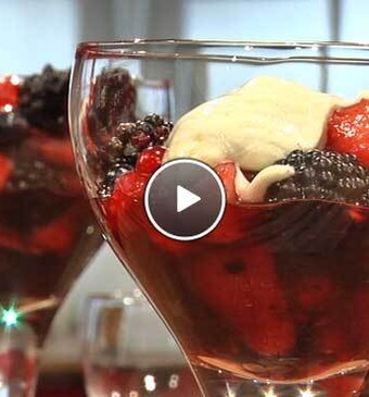 Roodfruitsalade met rode port en anijsroom