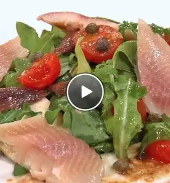 Salade van gegrilde tomaat, mozzerella en ansjovis