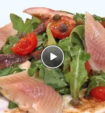 Salade van gegrilde tomaat, mozzerella en ansjovis