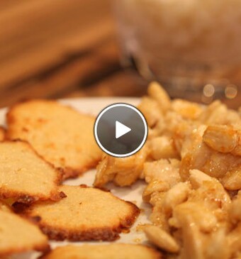 Amandelgranité met gesuikerde amandelen en amandelkoekjes