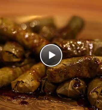 Sarma van druivenbladeren met pistache, vijgen & granaatappel