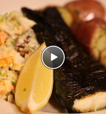 Vis gerold in nori met witlofsalade