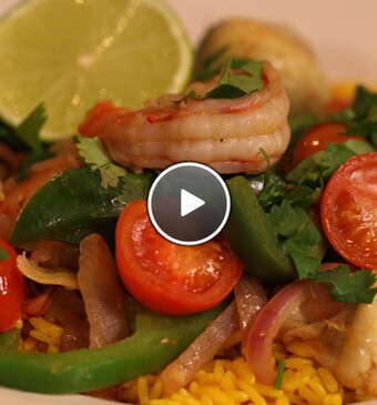 Geroerbakte gamba’s met cherrytomaten en gele rijst