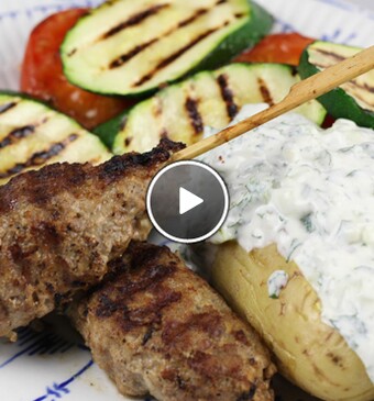 Lamsgehakt spiesjes met yoghurt- muntdressing