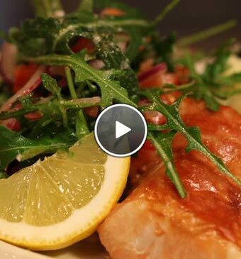 ingewikkelde visjes met puree en salade