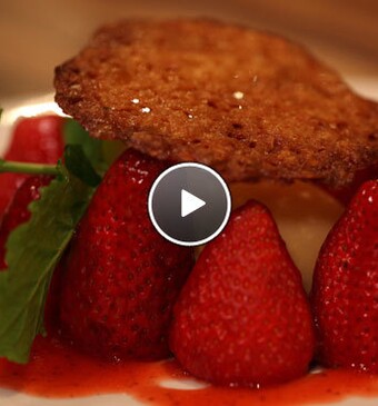 Aardbeien met peper-pernodsaus en amandelkletskoppen