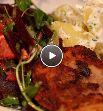 Speklapjes met rode salade en kwark aardappeltjes