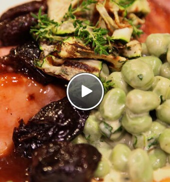 Speenvarken met pruimendantensaus en jonge tuinbonen