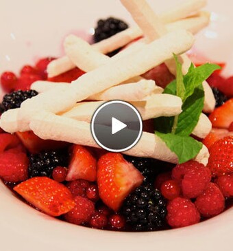 Rood fruit met Beaujolaissaus en kaneelijs