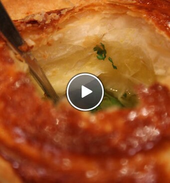 Heldere aspergesoep en croute