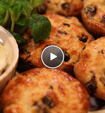 Scones met aardbeiencompote