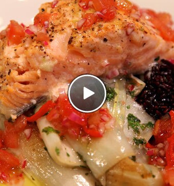 Gegrilde zalm met tomatensalsa en gekaramelliseerde witlof