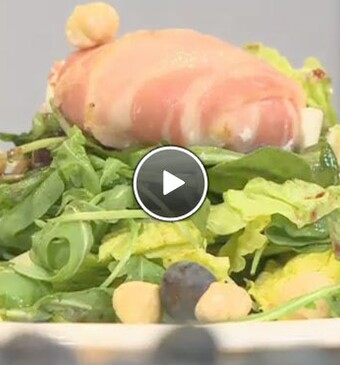 Geitenkaassalade met blauwe bessendressing