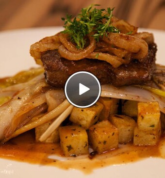 Gebakken kalfslever met gefrituurde uienringen en carré aardappels