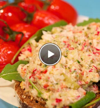 Brood met spread en gepofte cherrytomaten