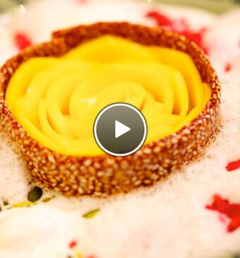 Roos van mango met vanilleschuim