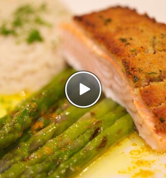 Zalm in spicy kruidenkorst met sinaasappelasperges