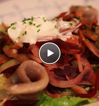 Nieuwe haring met gestoofde zoetzure groente