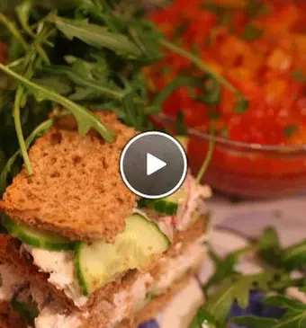 Sandwich van makreel met tomatensalsa